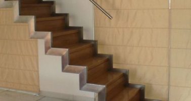 Inox σκάλα με ξύλινα πατήματα